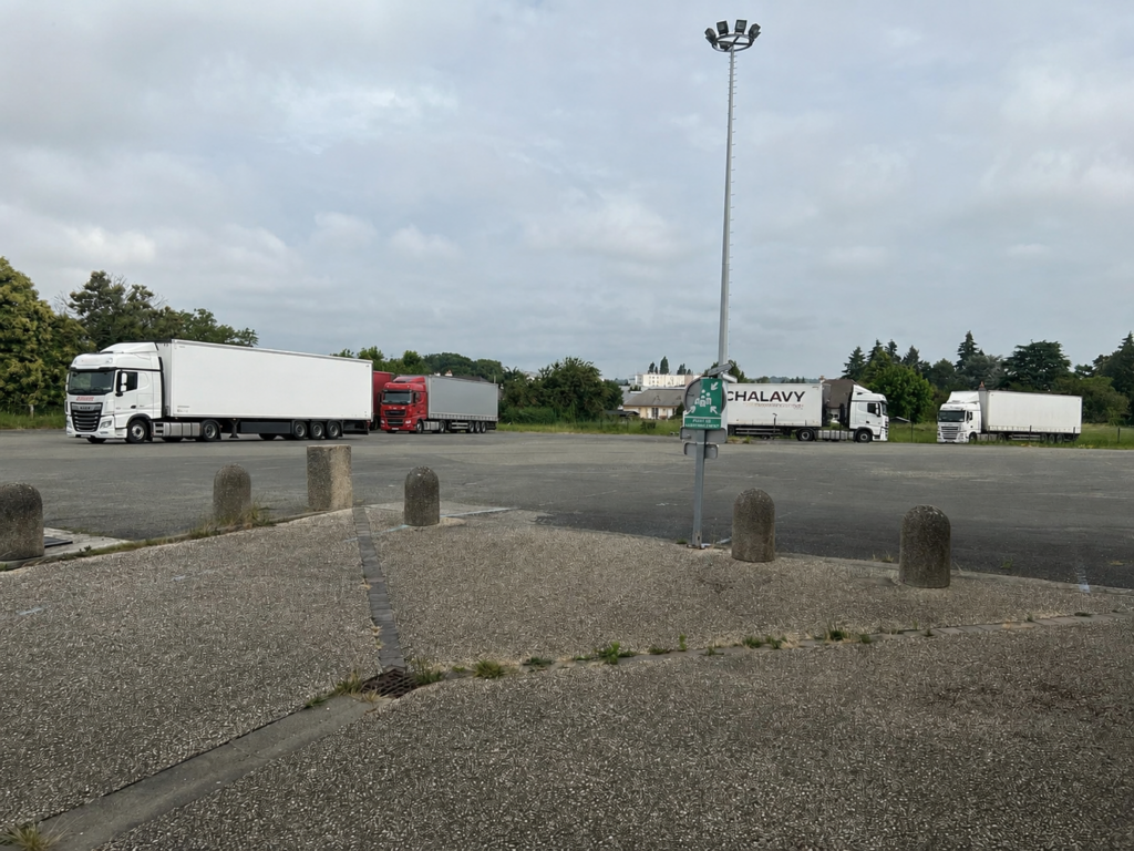 Vous recherchez un restaurant routier à Montval-sur-Loir ? Le Selfie accueille les chauffeurs routiers dans une ambiance conviviale avec une cuisine généreuse et un accueil chaleureux.