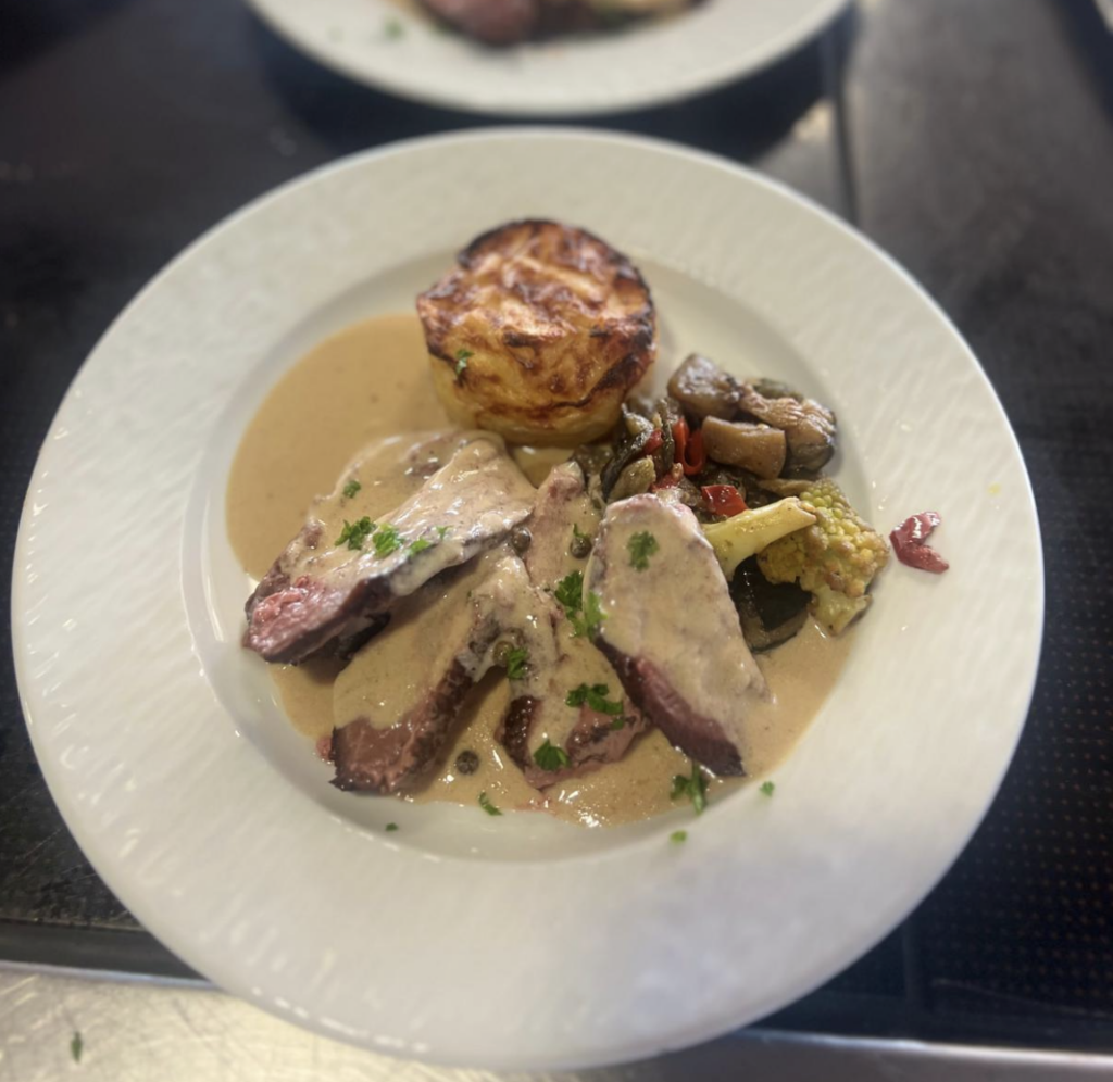 Au Selfie, votre restaurant à Montval-sur-Loir, chaque assiette est préparée avec soin pour mettre en valeur des produits de qualité et une cuisine généreuse.